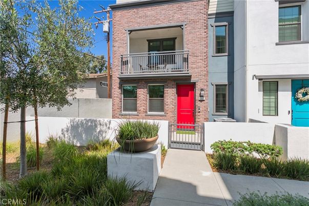 Exterior, Facade, Brick Facade, Rowhouse