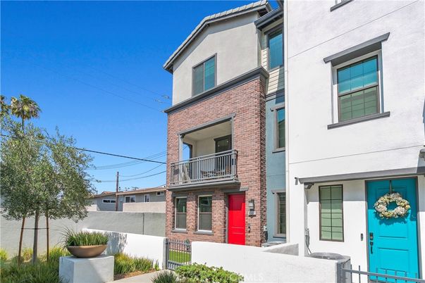 Exterior, Facade, Brick Facade, Rowhouse