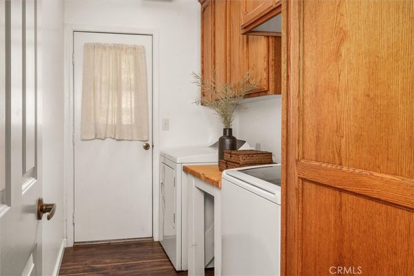 Interior, Washer, Wood Texture Flooring
