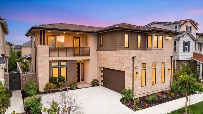 Attached, Exterior, Facade, Mediterranean
