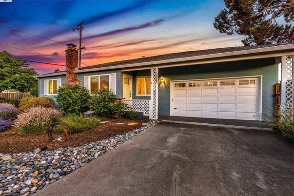 Attached, Exterior, Facade, Ranch