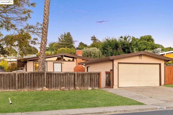 Attached, Exterior, Facade, Ranch