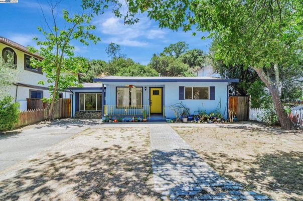 Backyard, Exterior, Facade, Ranch