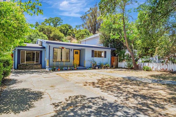 Backyard, Exterior, Facade, Ranch