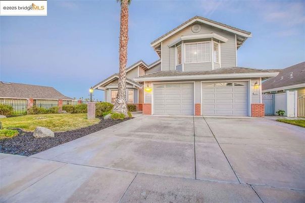 Attached, Exterior, Facade, American Craftsman