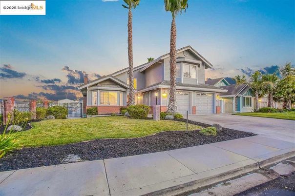 Attached, Exterior, Facade, American Craftsman