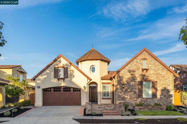 Attached, Exterior, Facade, Mediterranean