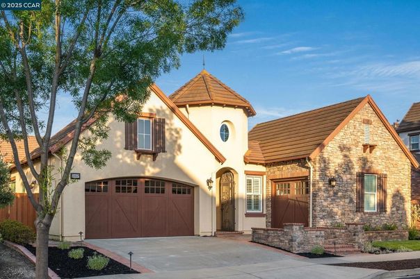 Attached, Exterior, Facade, Tudor Revival