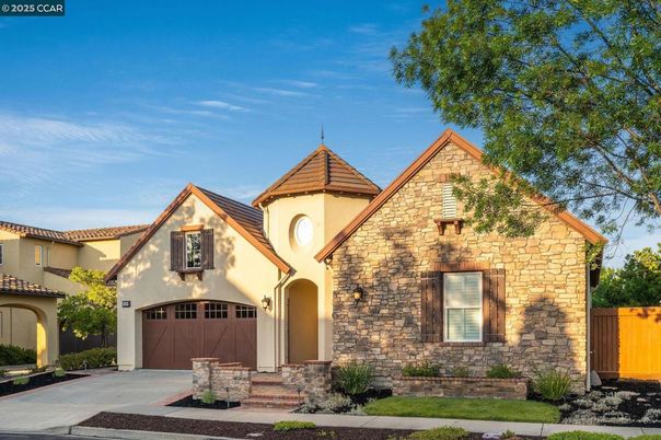 Attached, Exterior, Facade, Mediterranean