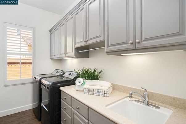 Interior, Washer, Wood Texture Flooring