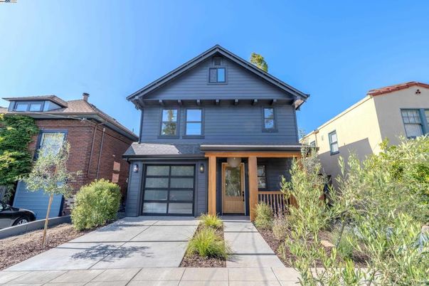 Attached, Exterior, Facade, American Craftsman