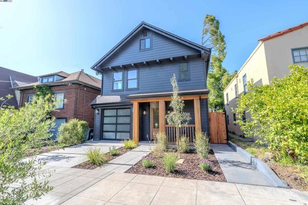 Attached, Exterior, Facade, American Craftsman