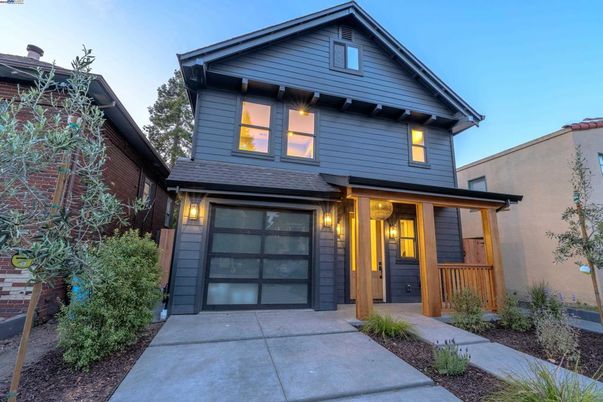 Attached, Exterior, Facade, American Craftsman