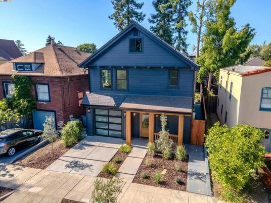 Attached, Exterior, Facade, Queen Anne Victorian