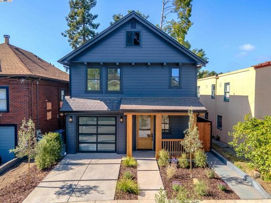 Attached, Exterior, Facade, Queen Anne Victorian