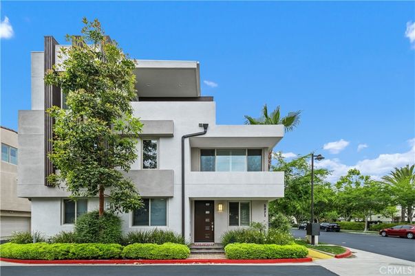 Exterior, Facade, Modern
