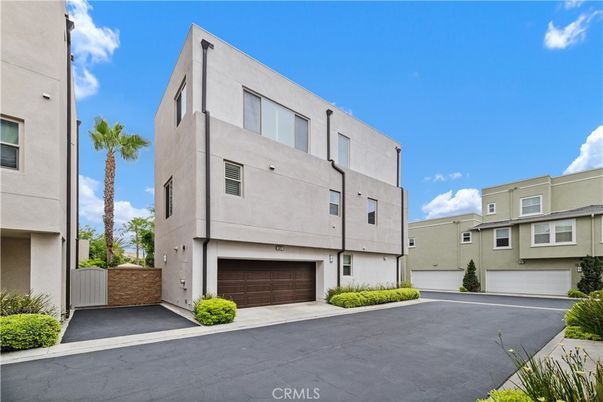 Attached, Exterior, Facade, Modern