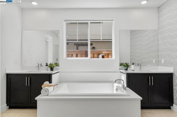 Bathroom, Dual Sink Vanities, Interior, Recessed Lighting