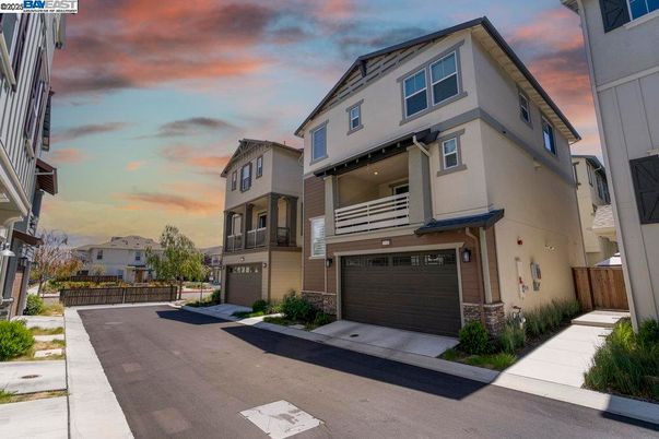 Attached, Exterior, Facade, Rowhouse
