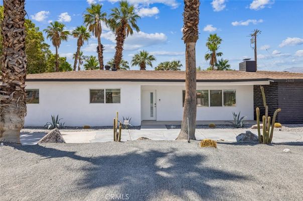 Exterior, Facade, Ranch