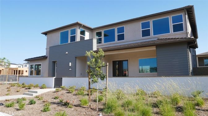 Exterior, Facade, Modern