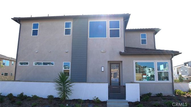 Exterior, Facade, Modern