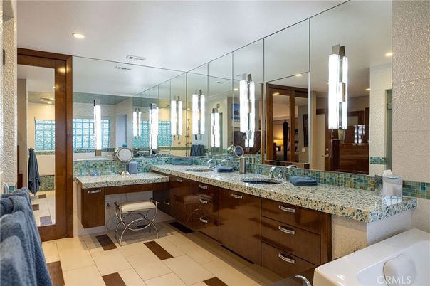 Bathroom, Dual Sink Vanities, Interior, Recessed Lighting