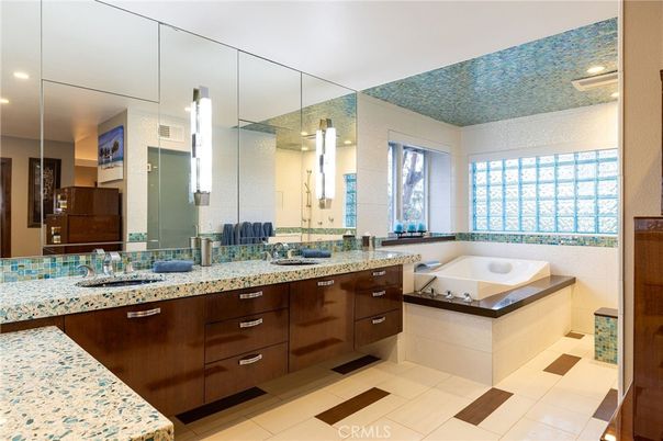 Bathroom, Dual Sink Vanities, Interior, Recessed Lighting