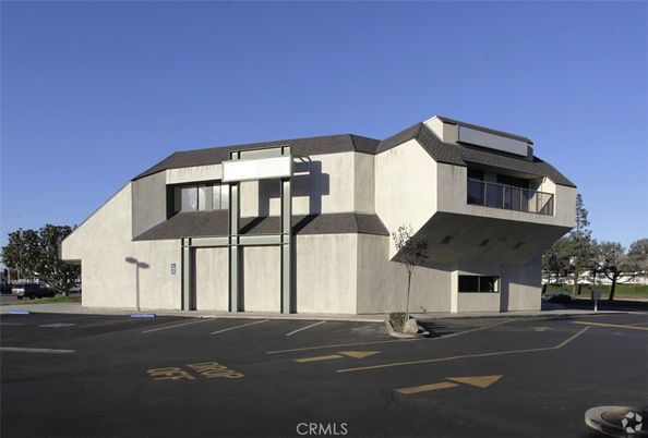 Exterior, Facade, Modern