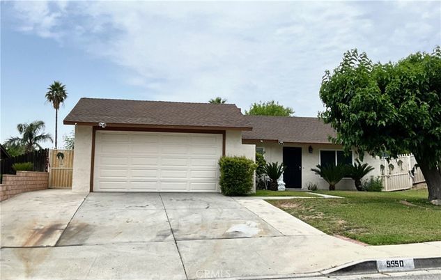 Attached, Exterior, Facade, Ranch