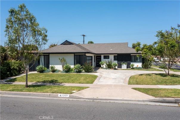 Backyard, Exterior, Facade, Ranch