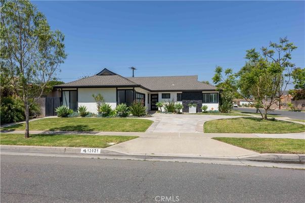 Backyard, Exterior, Facade, Ranch