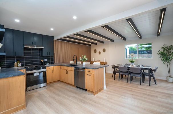 Dining room, Interior, Kitchen, Recessed Lighting, Stainless Steel Appliances, Wooden Beams, Wooden Ceilings, Wood Texture Flooring