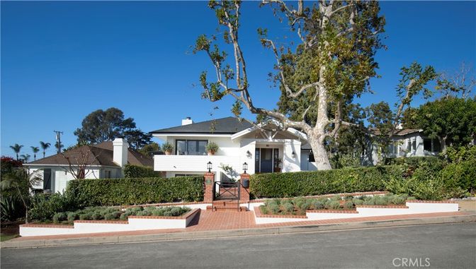 Exterior, Facade, Ranch