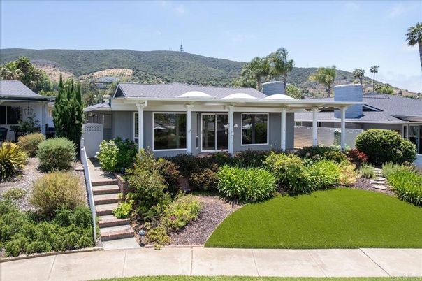 Exterior, Facade, Ranch
