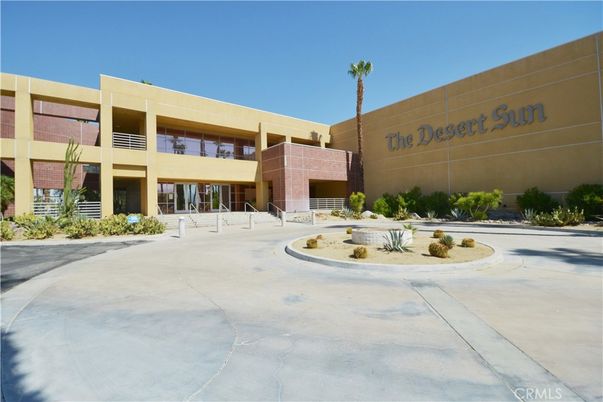 Exterior, Facade, Modern