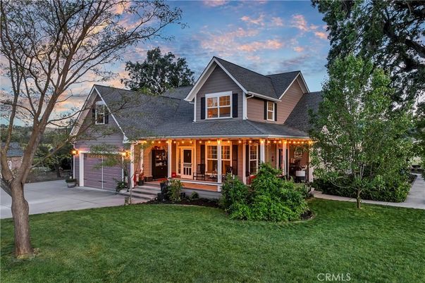 Attached, Exterior, Facade, Cape Cod