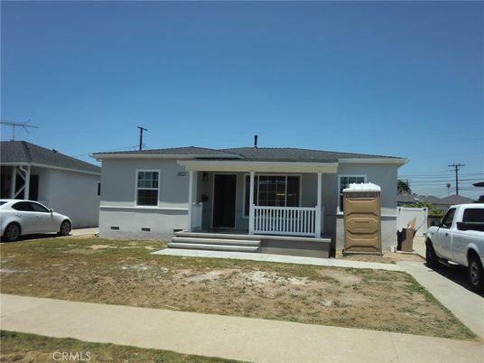 Exterior, Facade, Ranch