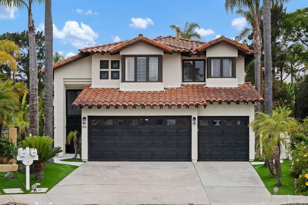 Attached, Exterior, Facade, Mediterranean