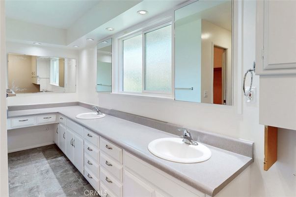 Bathroom, Dual Sink Vanities, Interior, Recessed Lighting