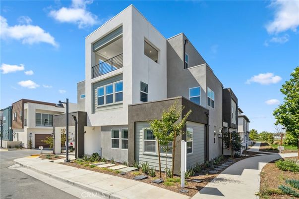 Exterior, Facade, Modern