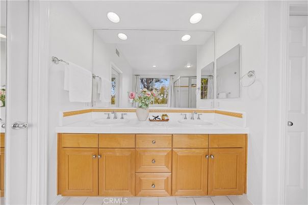 Bathroom, Dual Sink Vanities, Interior, Recessed Lighting