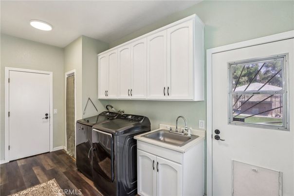 Interior, Recessed Lighting, Washer, Wood Texture Flooring