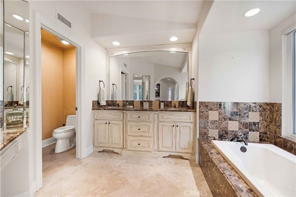 Bathroom, Dual Sink Vanities, Interior, Recessed Lighting
