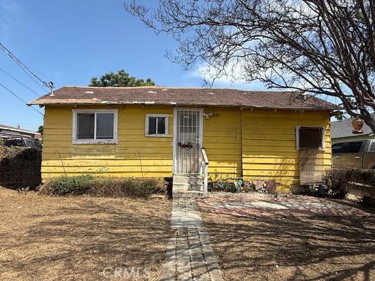 Exterior, Facade, Raised Ranch