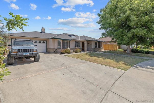 Attached, Exterior, Facade, Ranch
