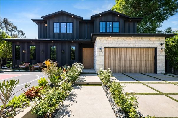 Attached, Exterior, Facade, Farmhouse