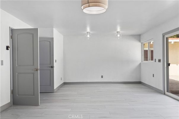 Empty room, Interior