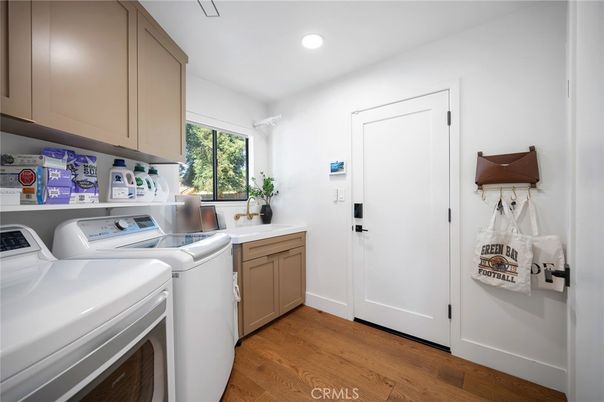 Interior, Recessed Lighting, Washer, Wood Texture Flooring