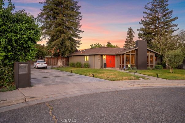 Exterior, Facade, Ranch